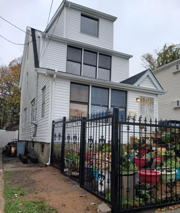 115-16-160 (Bedell Street) Ma's House